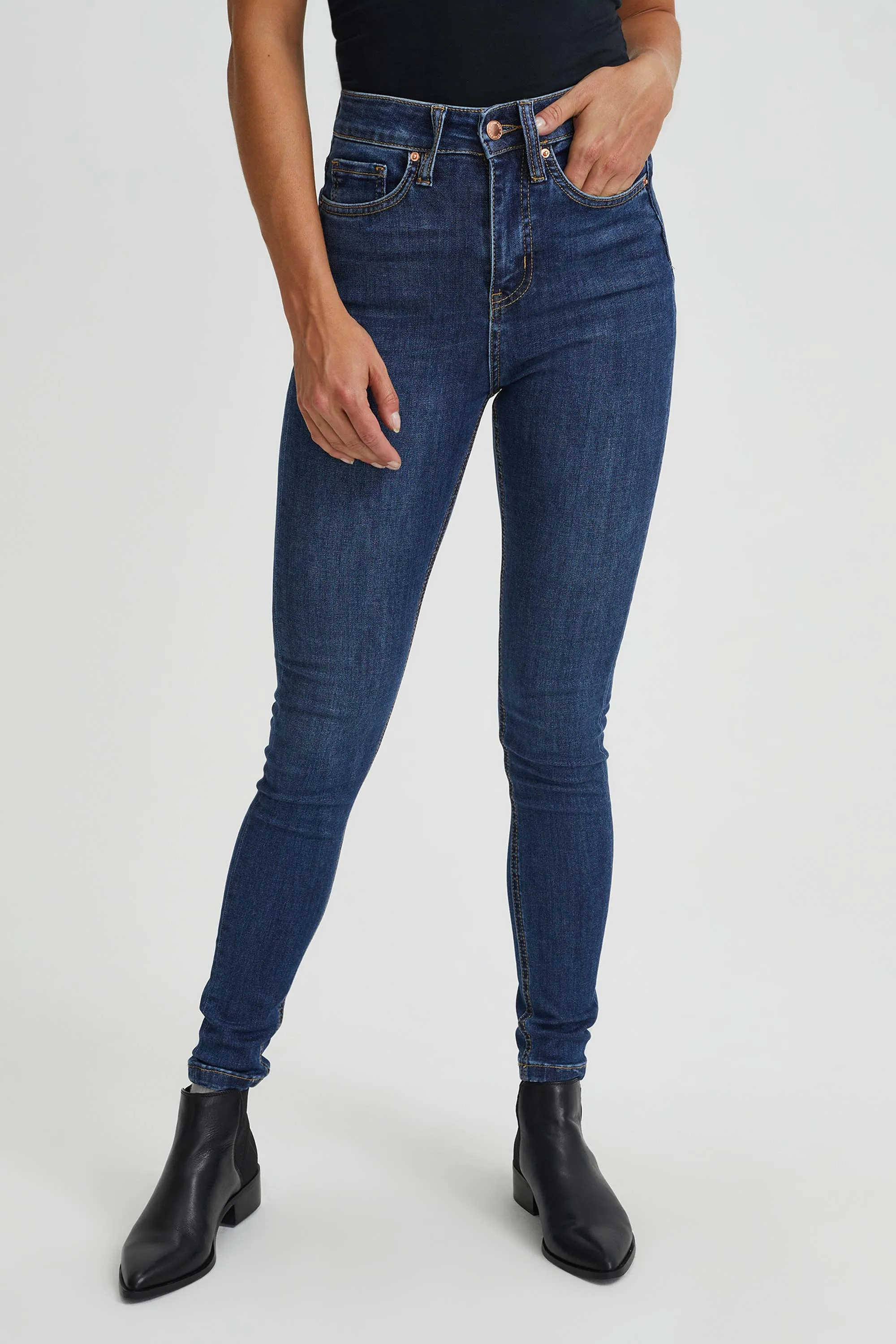 Narrow high-waisted jeans